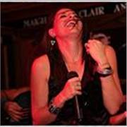 Soy Vanessa, reconocida cantante de diferentes estilos musicales, autodidacta, italiana residente en Barcelona desde hace 18 años