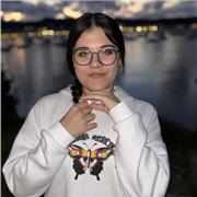 Me defino como una persona responsable, paciente y cercana, con vocación por cuidar y enseñar, especialmente ayudando a los niños