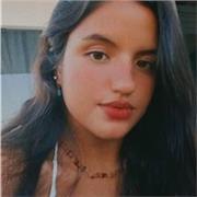 Biomédica com mestrado em Biotecnologia que dá aula de biologia e matérias relacionadas a área de saúde