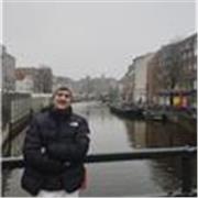 Doble graduado en Administración y Dirección de Empresas + Turismo con amplia experiencia en idiomas.