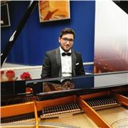 Pianista ed insegnante di pianoforte che da molti anni affianca l’attività di concertista a quella dell’insegnamento
