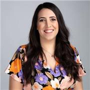 Offro lezioni di Italiano, letteratura  e grammatica. Posso aiutarti anche con il latino, la storia, la geografia e la filosofia.