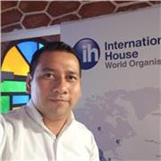 Maestro con experiencia en enseñanza en línea en diferentes niveles educativos