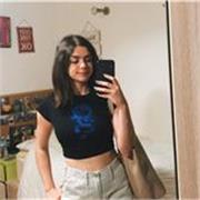 Estudiante universidad con conocimiento de ciencias y tres idiomas