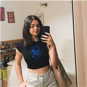 Estudiante universidad con conocimiento de ciencias y tres idiomas