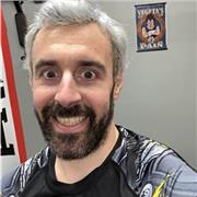 Istruttore di Arti Marziali Miste offre lezioni di difesa personale e di MMA