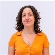 Profesora de dibujo formada en medios digitales y tradicionales.