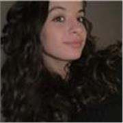 Profesora de lengua imparte clase a niños de primaria