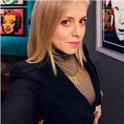 Insegnante di storia dell’arte impartisce lezioni per studenti di scuole medie e superiori