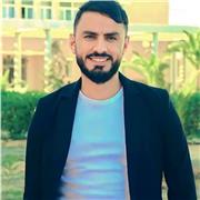 Professeur pour aider les eleves lors de preparation des devoirs