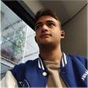Studente impartisce lezioni dei principali linguaggi di programmazione per studenti di liceo, di istituti tecnici e medie