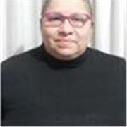 Profesora de inglés imparte clases a jovenes y adultos