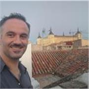 Dos profesores damos clases de secundaria y bachillerato de todas las asignaturas troncales y algunas optativas, pregunten