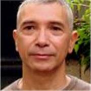 Professore (ex lettore) di portoghese nelle Università di Bologna e Trieste impartisce lezioni via webcam di lingua portoghese e cultura brasiliana.  