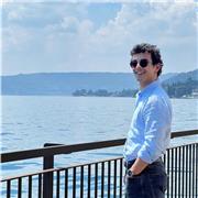 Studente di Medicina e Chirurgia. Impartisce lezioni di materie scientifiche e umanistiche