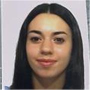 Studentessa universitaria di medicina impartisce lezioni di matematica a studenti di scuole medie e superiori