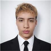 Profesor de apoyo centrado en ayudar a las dificultades de la materia de ingles y matemáticas