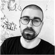 Dalle nozioni base alle tecniche più avanzate. Dalla fotografia digitale a quella analogica (sviluppo e stampa in camera oscura), passando anche per la fotografia istantanea e alle tecniche di manipolazione di una polaroid. Fotografo, con 10 anni di esper
