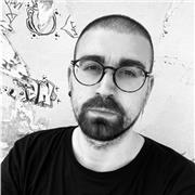 Dalle nozioni base alle tecniche più avanzate. Dalla fotografia digitale a quella analogica (sviluppo e stampa in camera oscura), passando anche per la fotografia istantanea e alle tecniche di manipolazione di una polaroid. Fotografo, con 10 anni di esper