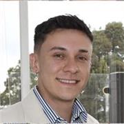 Bilingual tutor providing music production lessons