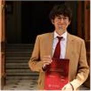 Ciao! Sono Giulio, un insegnante giovane ed entusiasta che coinvolgere gli studenti