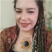 Soy maestra de educación primaria, tengo especialidad en lectura, escritura y artes plásticas. También especialidad en Braille y alumnado con problemas de aprendizaje