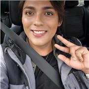 Spanischlehrer, der Kindern und Erwachsenen jeden Alters beibringt, mit ihren Übungen und Aufgaben voranzukommen