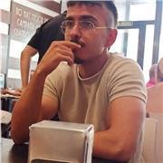 Profesor con amplios conocimientos, pero con paciencia y capacidad de adaptación a los alumnos.