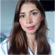 Profesora de apoyo escolar para niños de manera remota o virtual