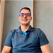 Nachhilfelehrer für Mathematik und Französisch, der Kindern und Schülern aller Altersgruppen und Leistungsstufen Unterricht erteil