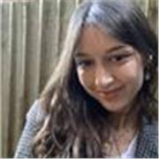 Soy hablante nativo de inglés británico, tengo un título en lingüística y experiencia docente. Adapto a todos los niveles y edades