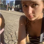 Em dic Laura, sóc estudiant de biología de tercer any. He fet batxillerat científic y porto estudiant anglès desde petita