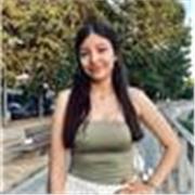 Profesora de Lengua Castellana y Literatura, graduada de Bachillerato e iniciando la carrera de Derecho. 