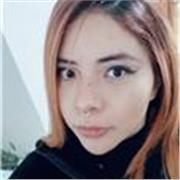 Profesora de ciencias que imparte clases a niños de primaria y adolescentes de secundaria