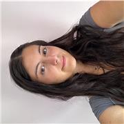 Laureanda in psicologia impartisce lezioni a studenti medie, liceo