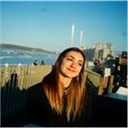 Profesora de inglés nativo; estudiando inglés desde los 3 años y completando la ESO y Bachiller por el sistema Británico. He ido a la Universidad en Manchester, por lo que tengo un nivel de inglés alto. Mi experiencia como tutora de inglés comienza como c