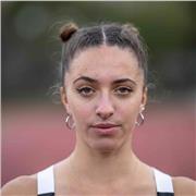 Una persona joven con ganas y energía por enseñar y otorgar no solo bienestar físico si no también mental, a todas las edades