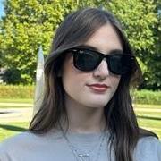 Insegnante di matematica,chimica e biologia impartisce lezioni a studenti di scuola elementare,media e superiore