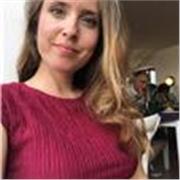 Profesora de castellano, inglés y francés. Habilidosa con grupos amplios o educación personalizada. 