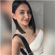 Profesora que imparte clases de español a personas de todas las edades