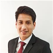 Profesional contable compartiendo conocimientos contables con jóvenes adultos