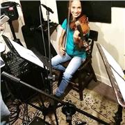 Soy profesional en la música y me dirigió a todo tipo de persona, con mucho Dinamismo e espontáneas las clases con retroalimentación