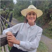 Profesor de filosofía que imparte clase a jóvenes entre 14 a 17