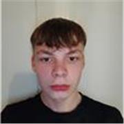 Ein einfacher Jugendlicher welcher Mathe für Grundschüler unterrichtet.