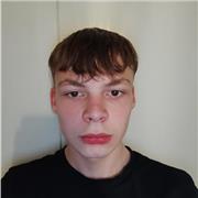 Ein einfacher Jugendlicher welcher Mathe für Grundschüler unterrichtet.