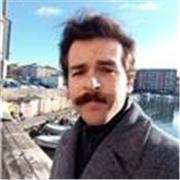 Laureato in discipline dello spettacolo e comunicazione impartisce lezioni di inglese (ma anche taliano, storia e altre materie umanistiche) a studenti di scuole elementari, medie e primi due anni di superiori