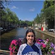 Profesora de matemáticas entusiasta, que puede dar clase a alumnos de 1 y 2 de bachillerato de sociales y a cursos inferiores 