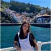 Profesora de inglés y matemáticas, buena con los idiomas y con los niños. 