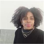 Experiencia en enseñanza y análisis críticos de problemas sociales.