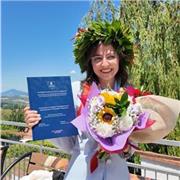 Sono Fsrmacista; Offro lezioni private per aiuto compiti per bambini. Vivo in provincia di Bari ma effettuo lezioni online.